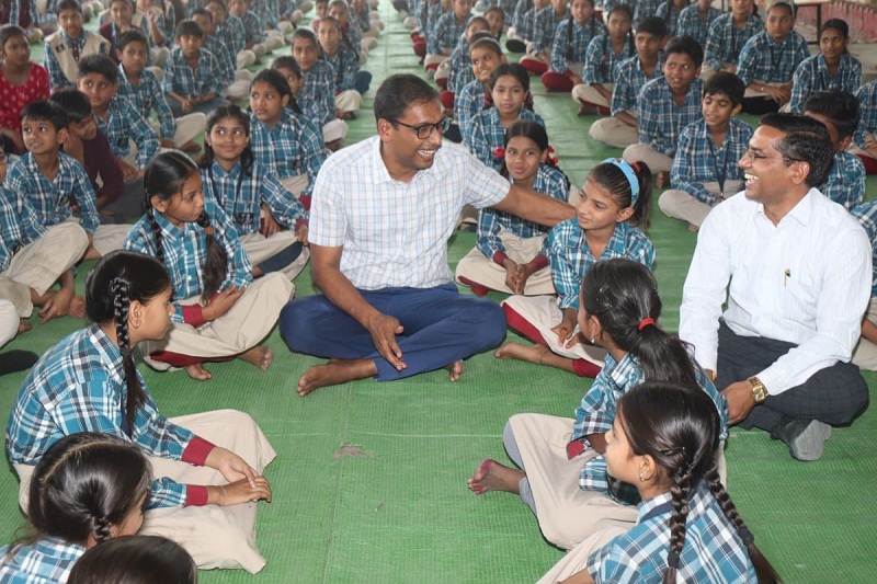 इंदौरः भविष्य से भेंट कार्यक्रम में कलेक्टर आशीष सिंह इंदौरः भविष्य से भेंट कार्यक्रम में कलेक्टर आशीष सिंह