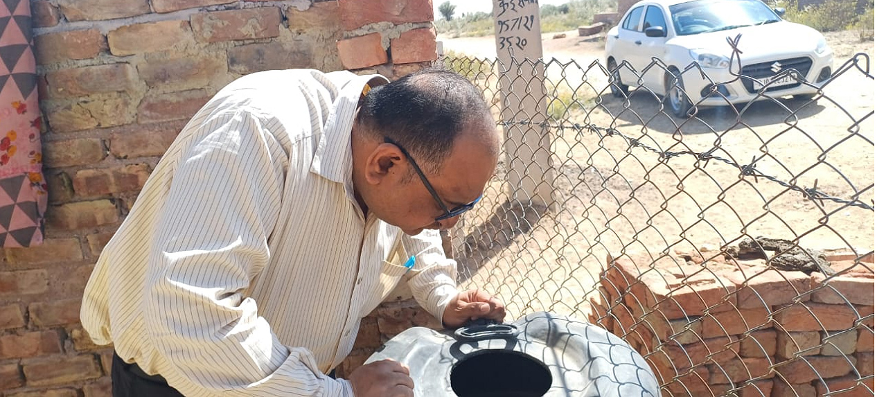 मच्छरों की फैक्ट्रियां बंद कराने घर-घर पहुंचे अधिकारी मच्छरों की फैक्ट्रियां बंद कराने घर-घर पहुंचे अधिकारी