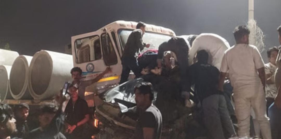 दिल्ली-लखनऊ हाईवे पर सीमेंट के पाइप से भरे ट्रक में घुसी तेज रफ्तार कार, हरियाणा निवासी दो युवतियों की मौत दिल्ली-लखनऊ हाईवे पर सीमेंट के पाइप से भरे ट्रक में घुसी तेज रफ्तार कार, हरियाणा निवासी दो युवतियों की मौत