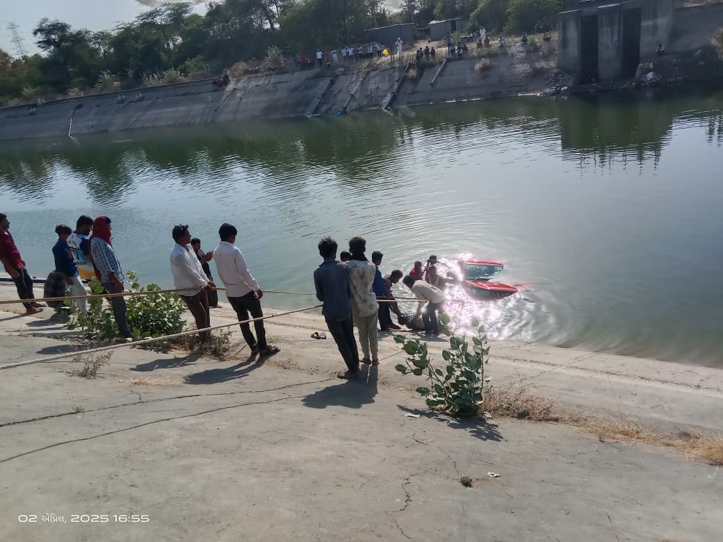 नर्मदा मुख्य कैनाल से कार काे बाहर निकालते ग्रामीण। नर्मदा मुख्य कैनाल से कार काे बाहर निकालते ग्रामीण।
