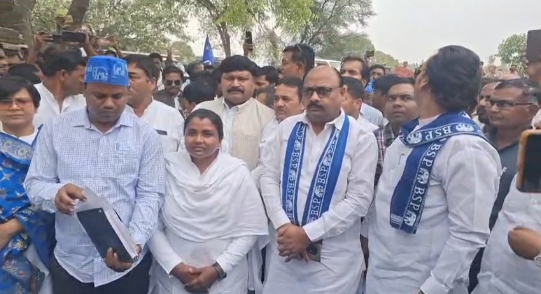 मृतक के घर पहुंचा बसपा का प्रतिनिमण्डल मृतक के घर पहुंचा बसपा का प्रतिनिमण्डल