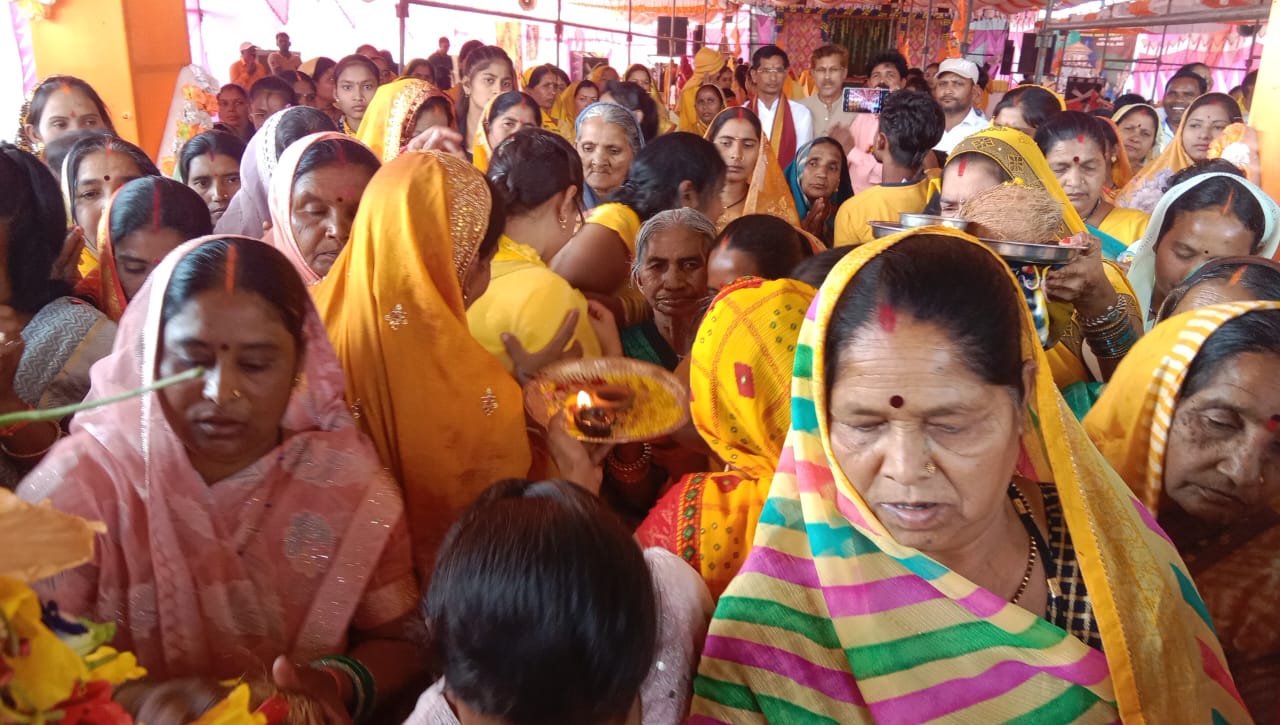 ग्राम कठौली में ज्योति कलश रथयात्रा का दर्शन-पूजन करते हुए ग्रामीण। ग्राम कठौली में ज्योति कलश रथयात्रा का दर्शन-पूजन करते हुए ग्रामीण।