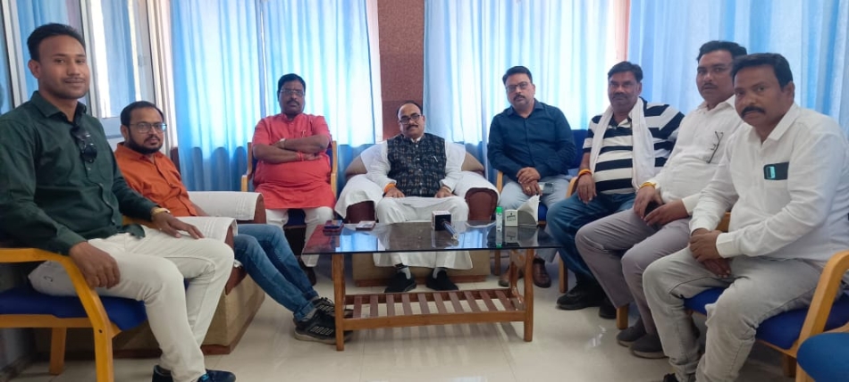 वरिष्ठ के नेताओं के साथ संभाग सह प्रभारी जगन्नाथ पाणिग्रही चर्चा करते हुए। वरिष्ठ के नेताओं के साथ संभाग सह प्रभारी जगन्नाथ पाणिग्रही चर्चा करते हुए।