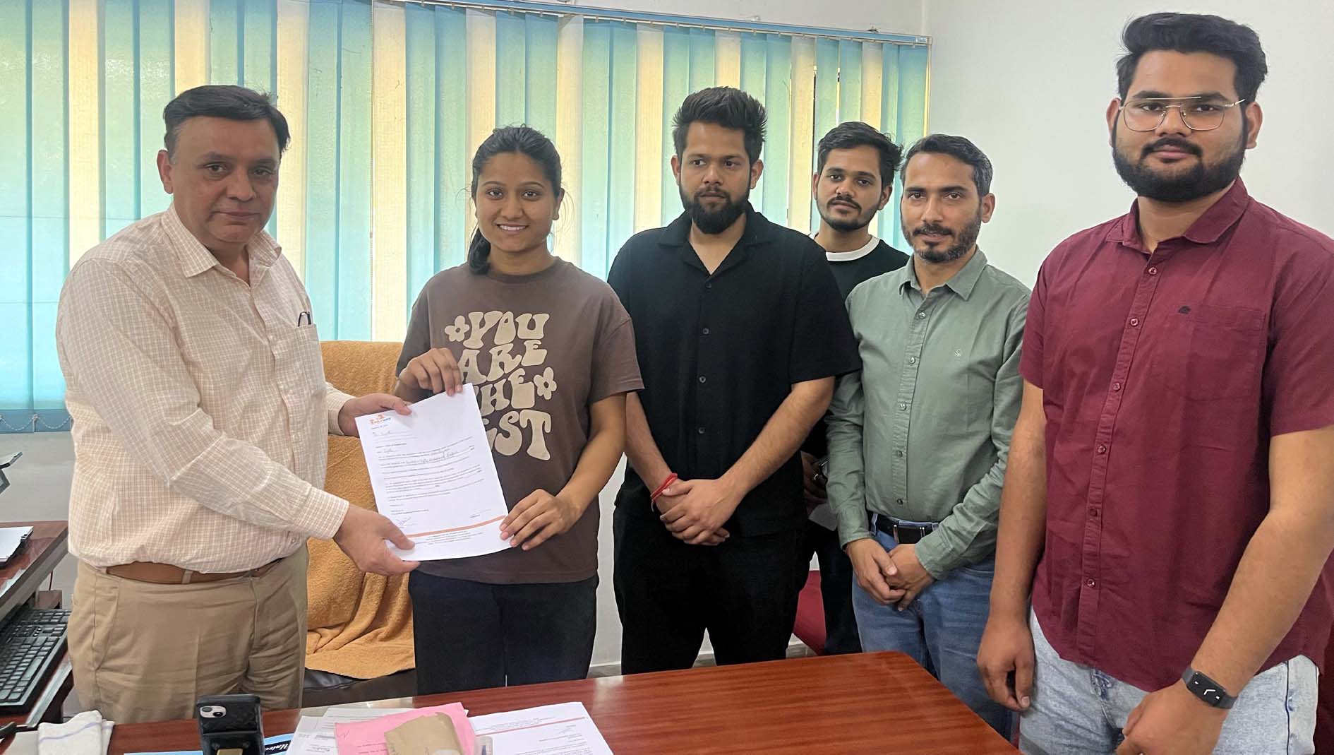 कैंपस प्लेसमेंट में विद्यार्थियों को पत्र सौंपते छात्र कल्याण निदेशक डॉ. सज्जन सिहाग। कैंपस प्लेसमेंट में विद्यार्थियों को पत्र सौंपते छात्र कल्याण निदेशक डॉ. सज्जन सिहाग।