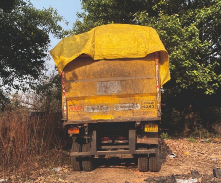 वन विभाग परिसर में पकड़ा गया हाईवा वन विभाग परिसर में पकड़ा गया हाईवा