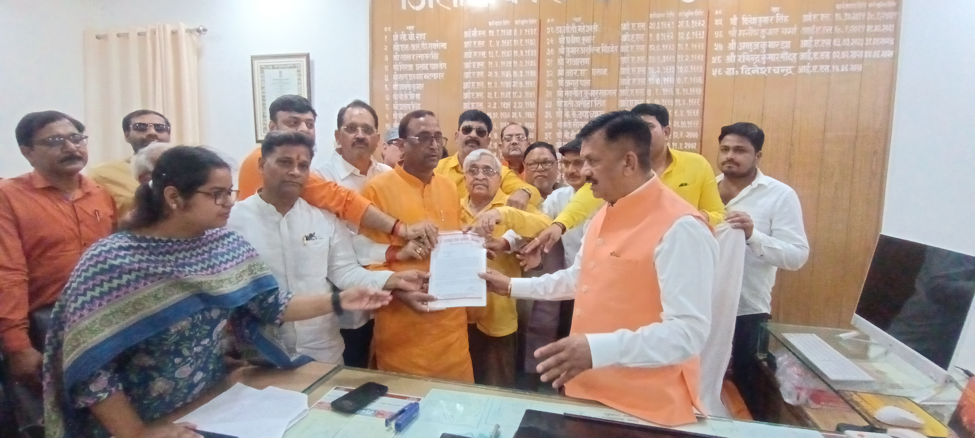 राजपूत सेवा समिति के लोग डीएम को ज्ञापन देते हुए