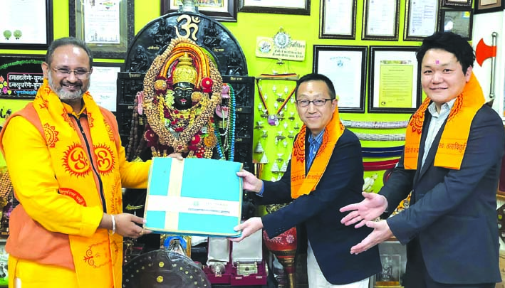 भेंट के दौरान स्वागत करते हुए भेंट के दौरान स्वागत करते हुए