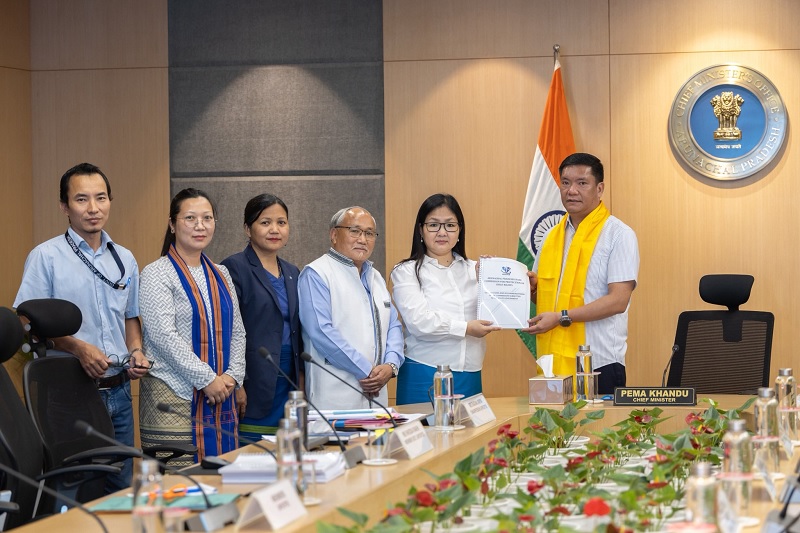मुख्यमंत्री पेमा खांडू को आयोग की टिप्पणियों और सिफारिशों की प्रति सौंपती एपीएससीपीसीआर की अध्यक्ष रतन अन्या। मुख्यमंत्री पेमा खांडू को आयोग की टिप्पणियों और सिफारिशों की प्रति सौंपती एपीएससीपीसीआर की अध्यक्ष रतन अन्या।