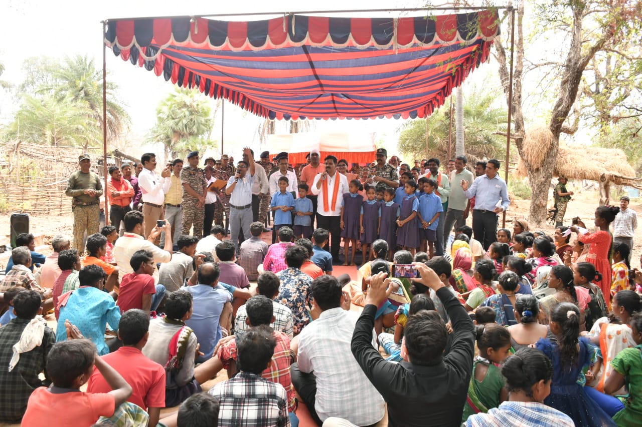 नक्सलियों के गढ़ रायगुड़ेम में उप मुख्यमंत्री विजय शर्मा ने लगाई जनचौपाल पेड़ के नीचे प्रशासनिक अधिकारियों के साथ गृहमंत्री ने सुनी ग्रामीणों की समस्या नक्सलियों के गढ़ रायगुड़ेम में उप मुख्यमंत्री विजय शर्मा ने लगाई जनचौपाल पेड़ के नीचे प्रशासनिक अधिकारियों के साथ गृहमंत्री ने सुनी ग्रामीणों की समस्या