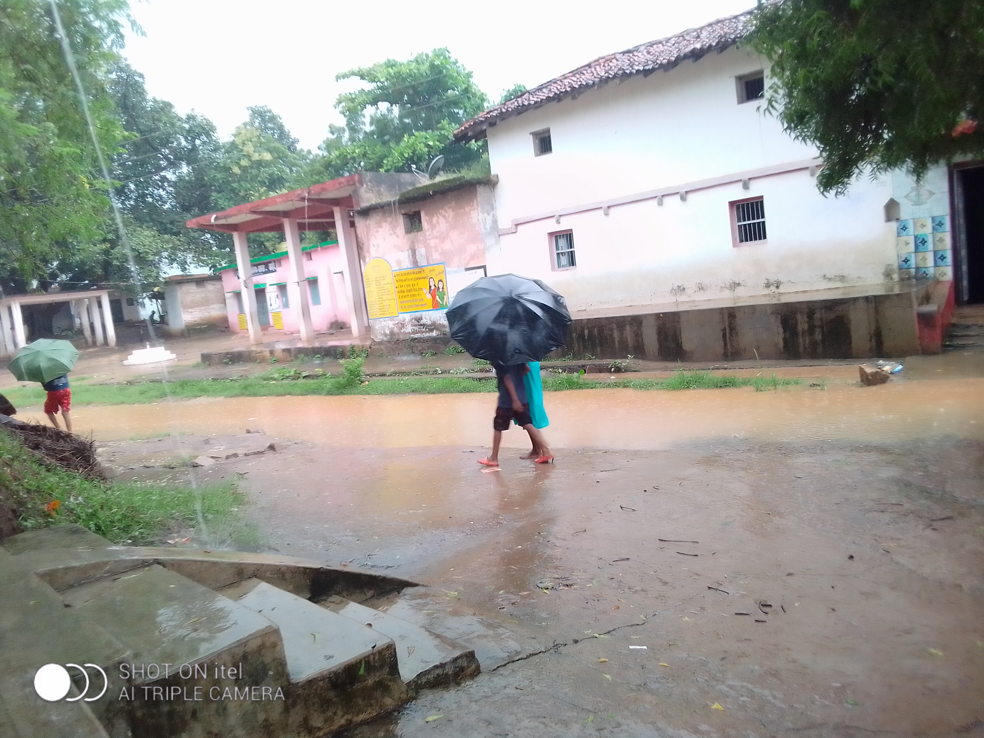 वर्षा से सड़क में भरा पानी। वर्षा से सड़क में भरा पानी।