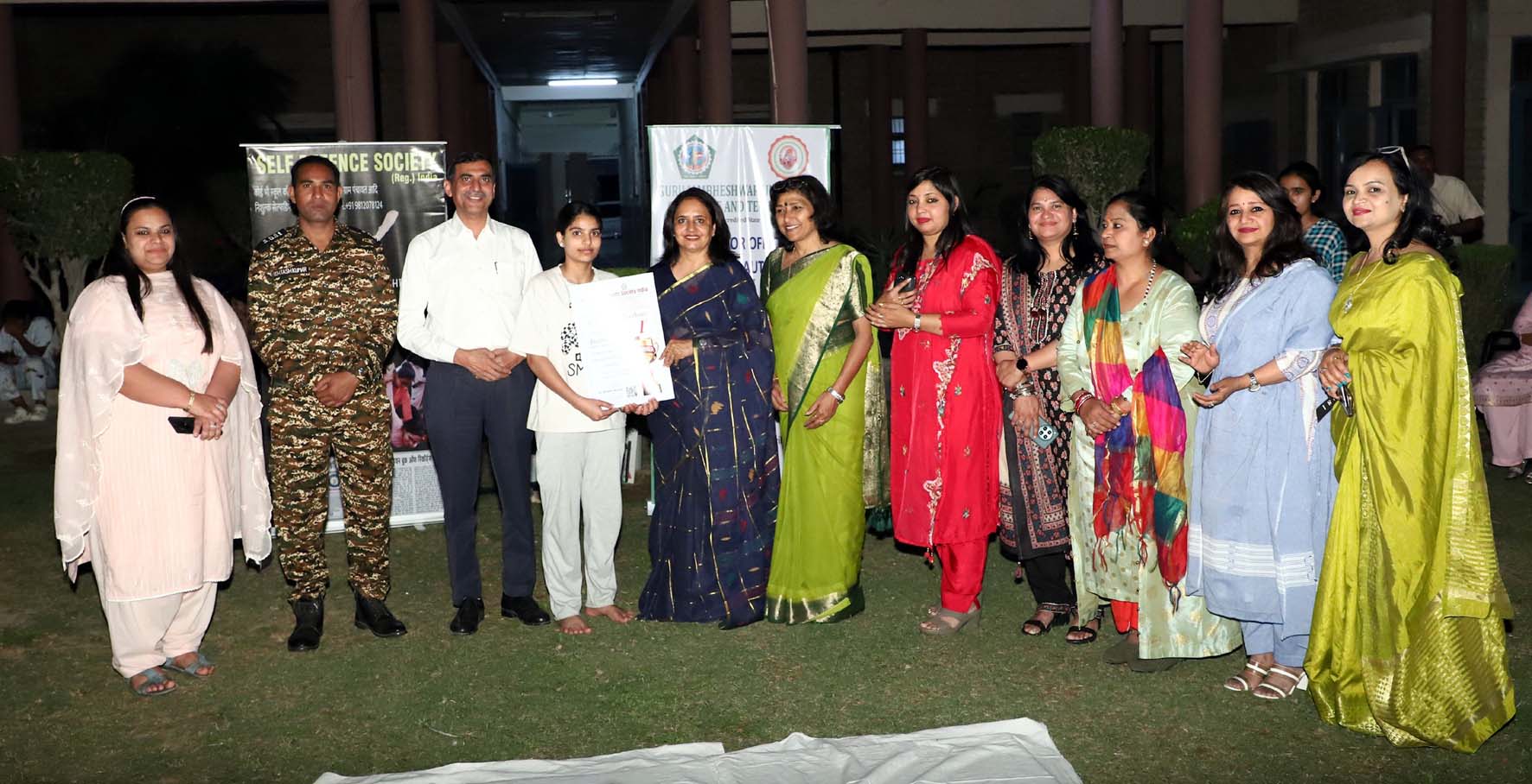 प्रशिक्षण कार्यक्रम के प्रतिभागियों  को सम्मानित करती मुख्यातिथि एवं विश्वविद्यालय की प्रथम महिला डा. वंदना बिश्नोई।