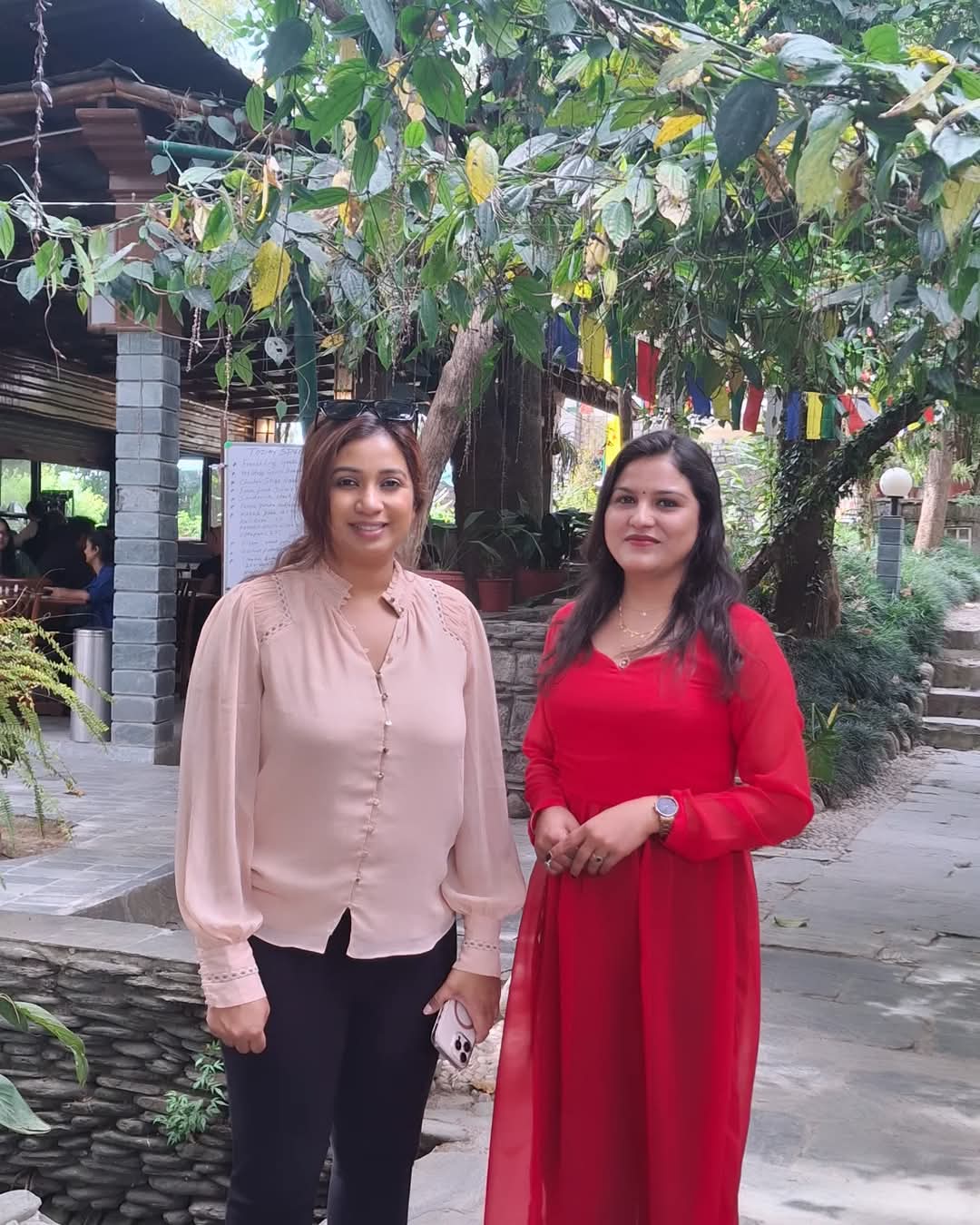बॉलीवुड गायिका श्रेया के साथ हिमाचली लोक गायिका स्वाति। बॉलीवुड गायिका श्रेया के साथ हिमाचली लोक गायिका स्वाति।