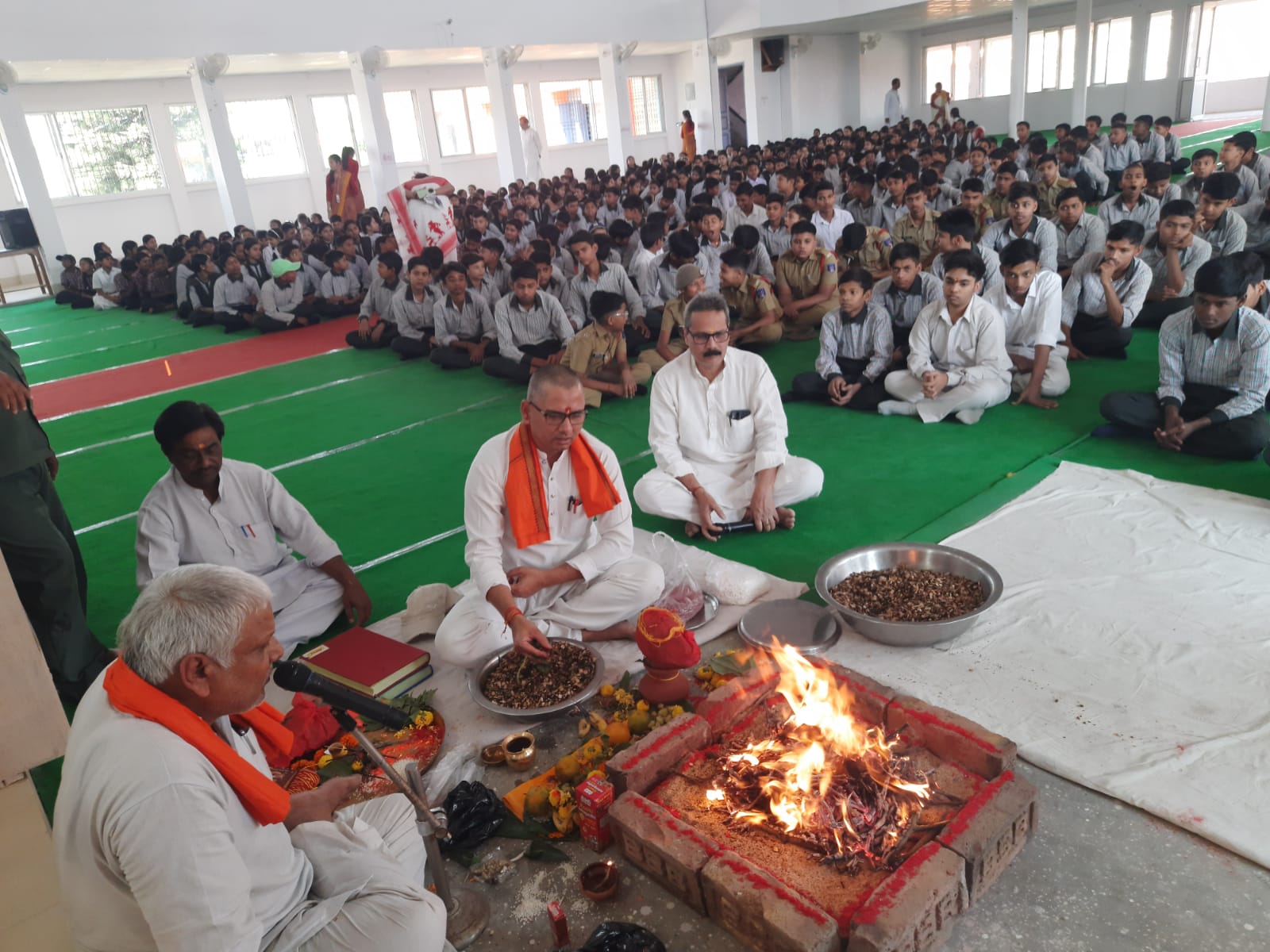 हवन करते लोग हवन करते लोग