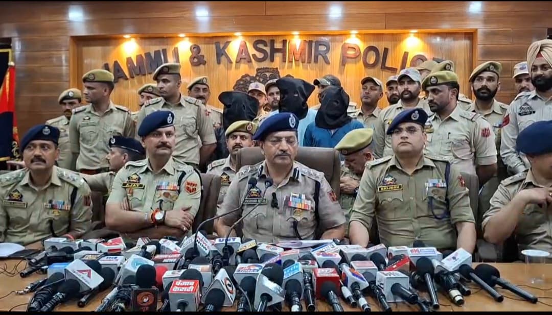 जम्मू पुलिस ने सनसनीखेज ग्रेटर कैलाश सोने की दुकान में डकैती मामले को सफलतापूर्वक सुलझाया जम्मू पुलिस ने सनसनीखेज ग्रेटर कैलाश सोने की दुकान में डकैती मामले को सफलतापूर्वक सुलझाया