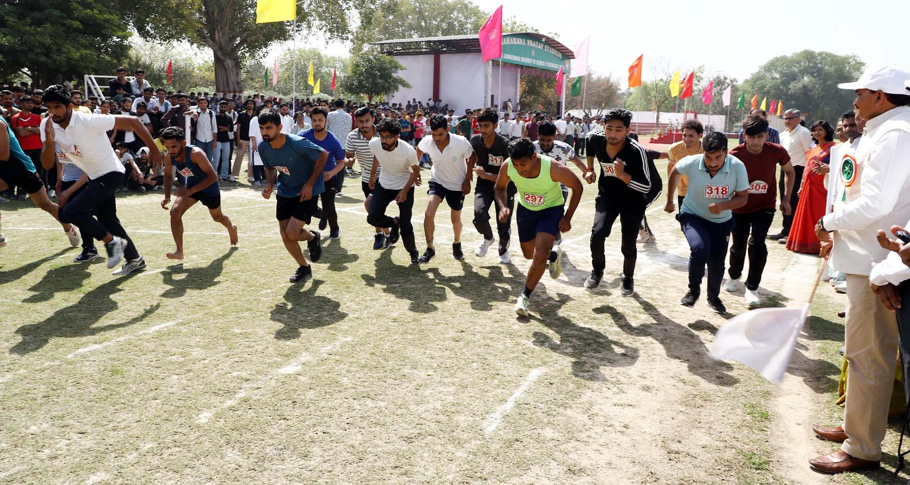 दौड़ प्रतियोगिता के खिलाड़ियों को हरी झंडी दिखाते कुलपति प्रो. नरसी राम बिश्नोई। दौड़ प्रतियोगिता के खिलाड़ियों को हरी झंडी दिखाते कुलपति प्रो. नरसी राम बिश्नोई।