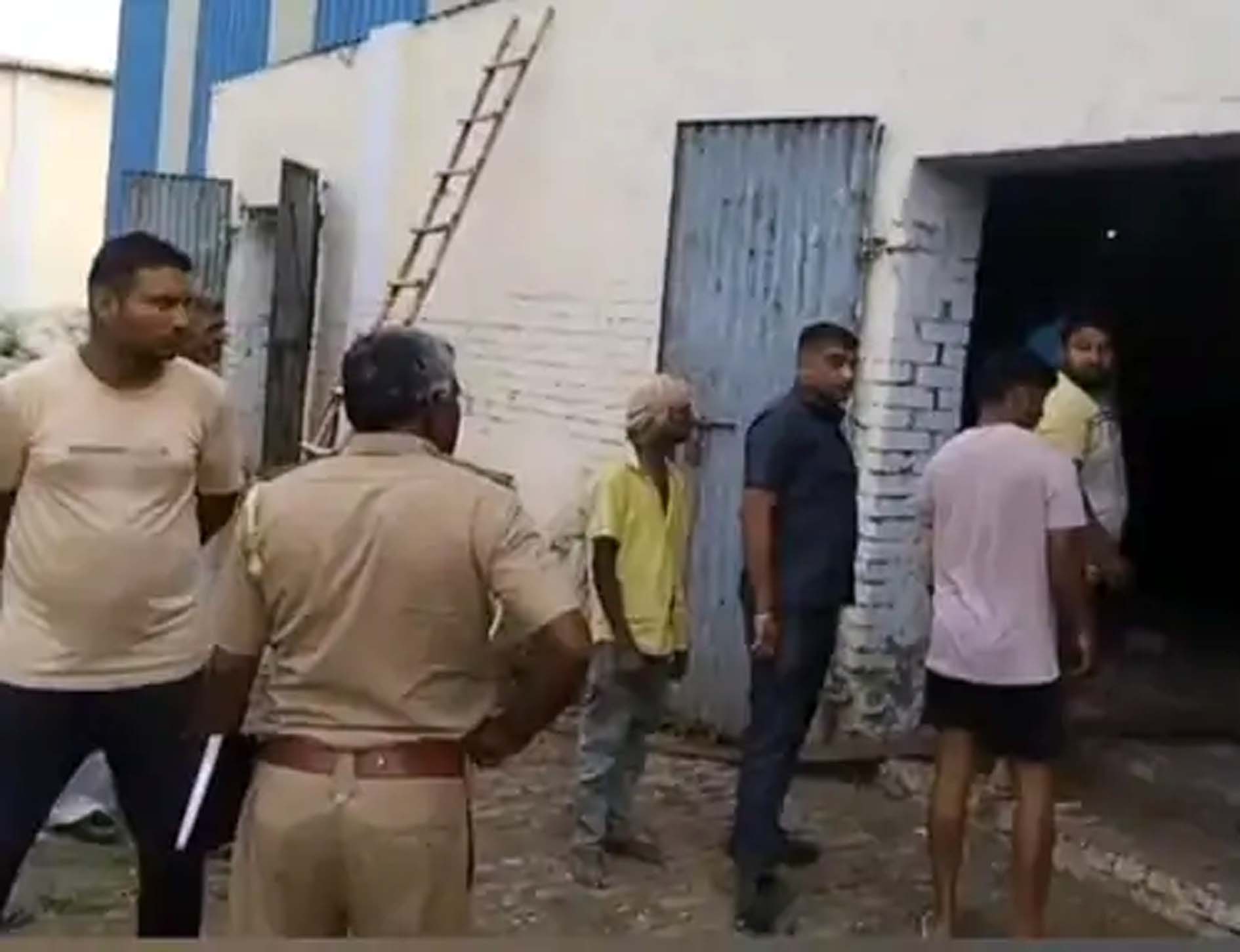 कॉटन फैक्ट्री में आग बुझाने में लगे दमकल कर्मी। कॉटन फैक्ट्री में आग बुझाने में लगे दमकल कर्मी।