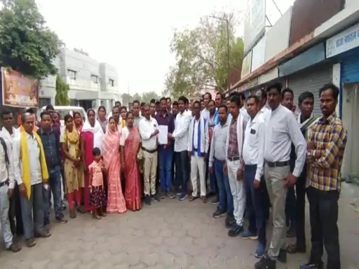 कोरबा में पंचायत सचिवों की हड़ताल से कामकाज ठप, 114 सरपंचों ने मांगा सचिव का कार्यभार, कलेक्टर को सौंपा ज्ञापन कोरबा में पंचायत सचिवों की हड़ताल से कामकाज ठप, 114 सरपंचों ने मांगा सचिव का कार्यभार, कलेक्टर को सौंपा ज्ञापन