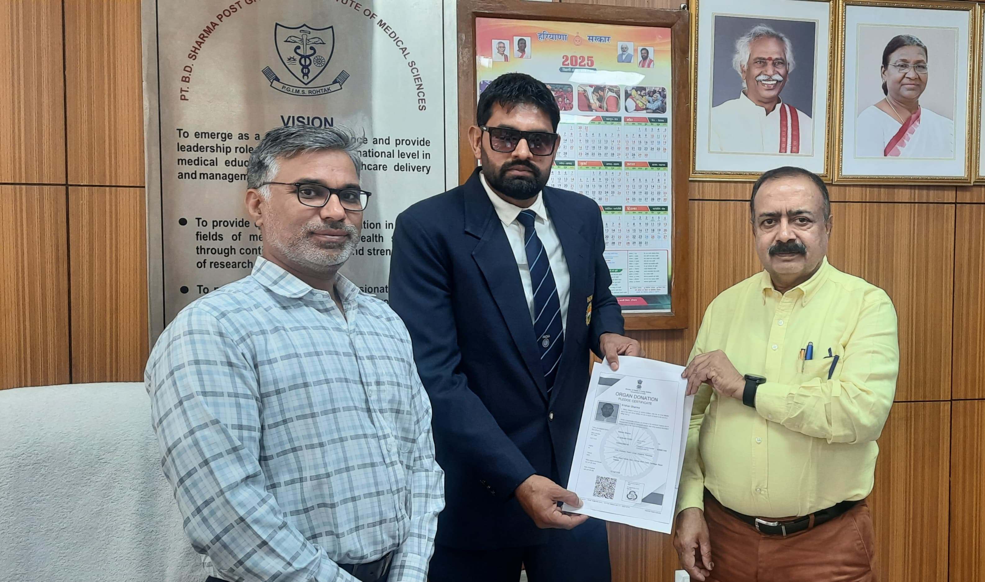 फोटो कैप्शन 3आरटीके1 : पीजीआईएमएस में चिकित्सकों को अंगदान व देहदान के लिए फार्म सौपते अंतर्राष्ट्रीय बॉक्सर कृष्ण --------- फोटो कैप्शन 3आरटीके1 : पीजीआईएमएस में चिकित्सकों को अंगदान व देहदान के लिए फार्म सौपते अंतर्राष्ट्रीय बॉक्सर कृष्ण ---------