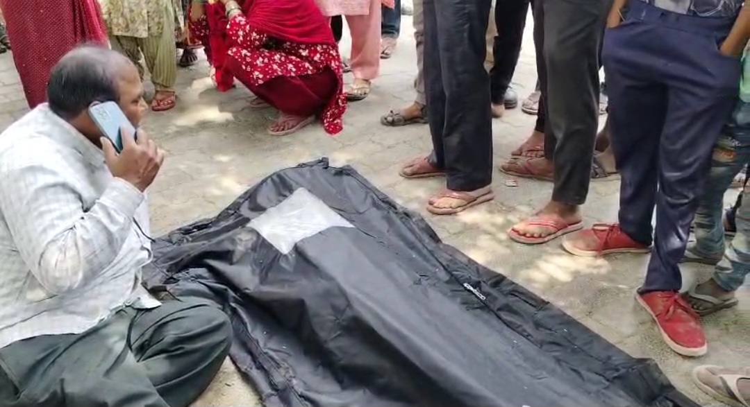 लाश के पास रोते परिजन