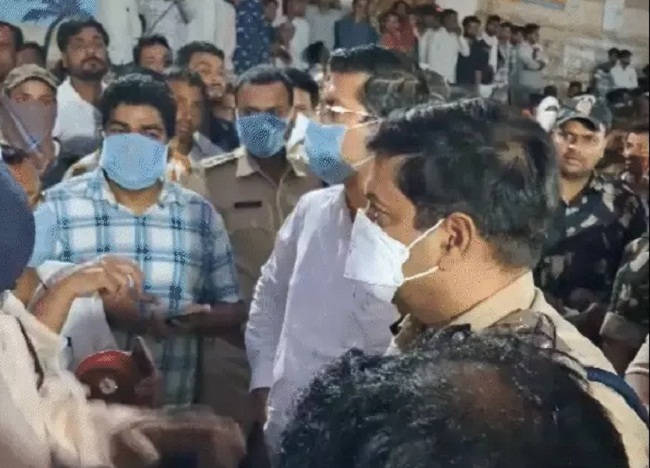 घटनास्थल पर मौजूद पुलिस और प्रशासन के अधिकारी