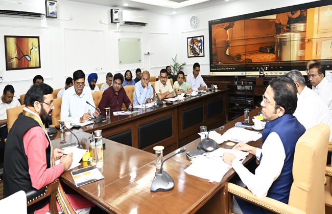 हरियाणा के मुख्यमंत्री अटल कैंटीन योजना पर अधिकारियों की बैठक लेते हुए
