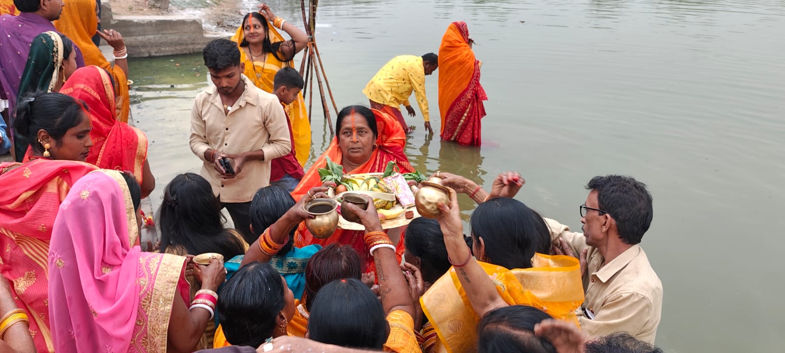 अर्घ्य अर्पित करते व्रती अर्घ्य अर्पित करते व्रती