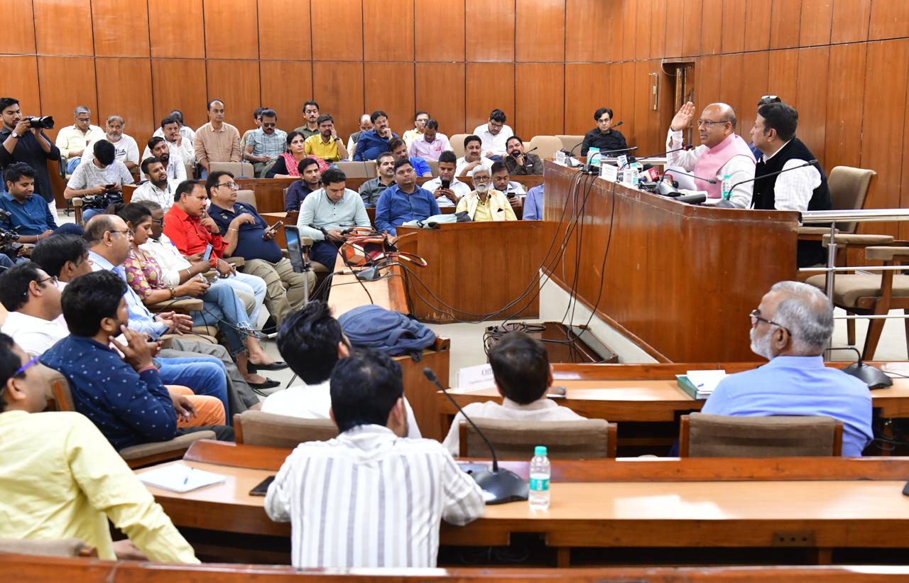 दिल्ली विधानसभा में गुरुवार को संवाददाता सम्मेलन को संबोधित करते विधानसभा अध्यक्ष विजेंद्र गुप्ता दिल्ली विधानसभा में गुरुवार को संवाददाता सम्मेलन को संबोधित करते विधानसभा अध्यक्ष विजेंद्र गुप्ता