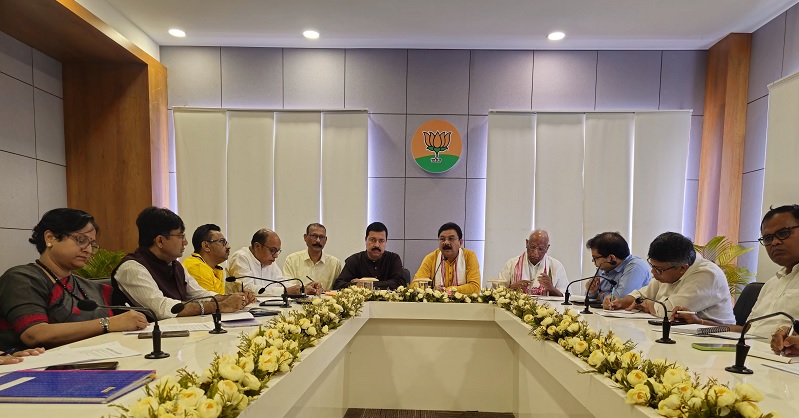 असम प्रदेश भाजपा मुख्यालय अटल बिहारी वाजपेयी भवन में गुरुवार को आयोजित महत्वपूर्ण रणनीतिक बैठक में हिस्सा लेते पार्टी पदाधिकारी। असम प्रदेश भाजपा मुख्यालय अटल बिहारी वाजपेयी भवन में गुरुवार को आयोजित महत्वपूर्ण रणनीतिक बैठक में हिस्सा लेते पार्टी पदाधिकारी।