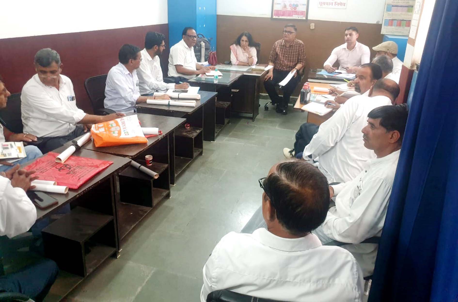 बैठक में स्वास्थ्य विभाग के अधिकारियों को निर्देश देती सिविल सर्जन डॉ. सपना गहलावत। बैठक में स्वास्थ्य विभाग के अधिकारियों को निर्देश देती सिविल सर्जन डॉ. सपना गहलावत।