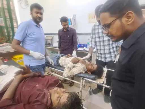 घायल हुए लोगों का उपचार करते चिकित्साकर्मी। घायल हुए लोगों का उपचार करते चिकित्साकर्मी।
