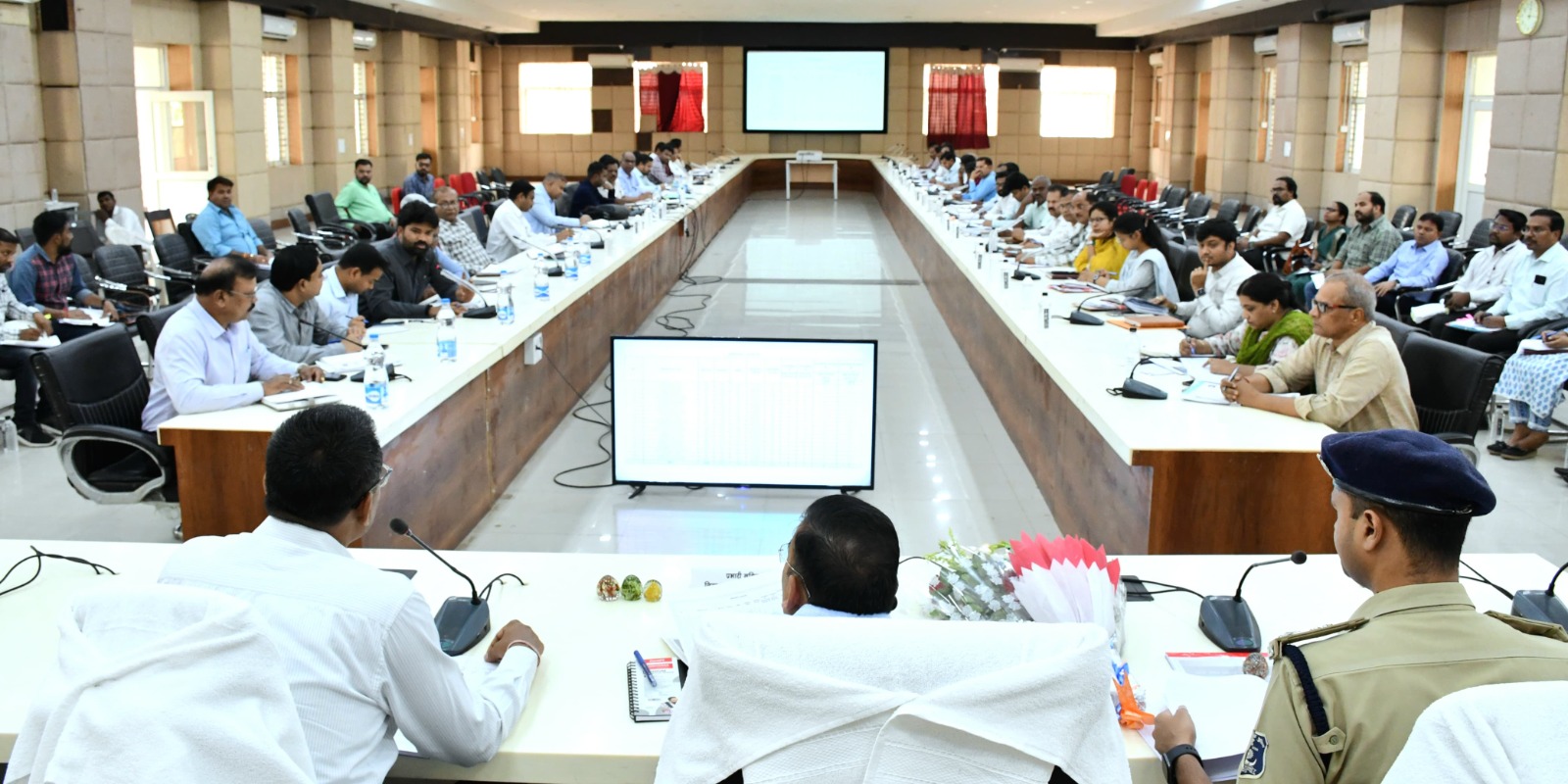 प्रभारी सचिव ने ली बैठक प्रभारी सचिव ने ली बैठक