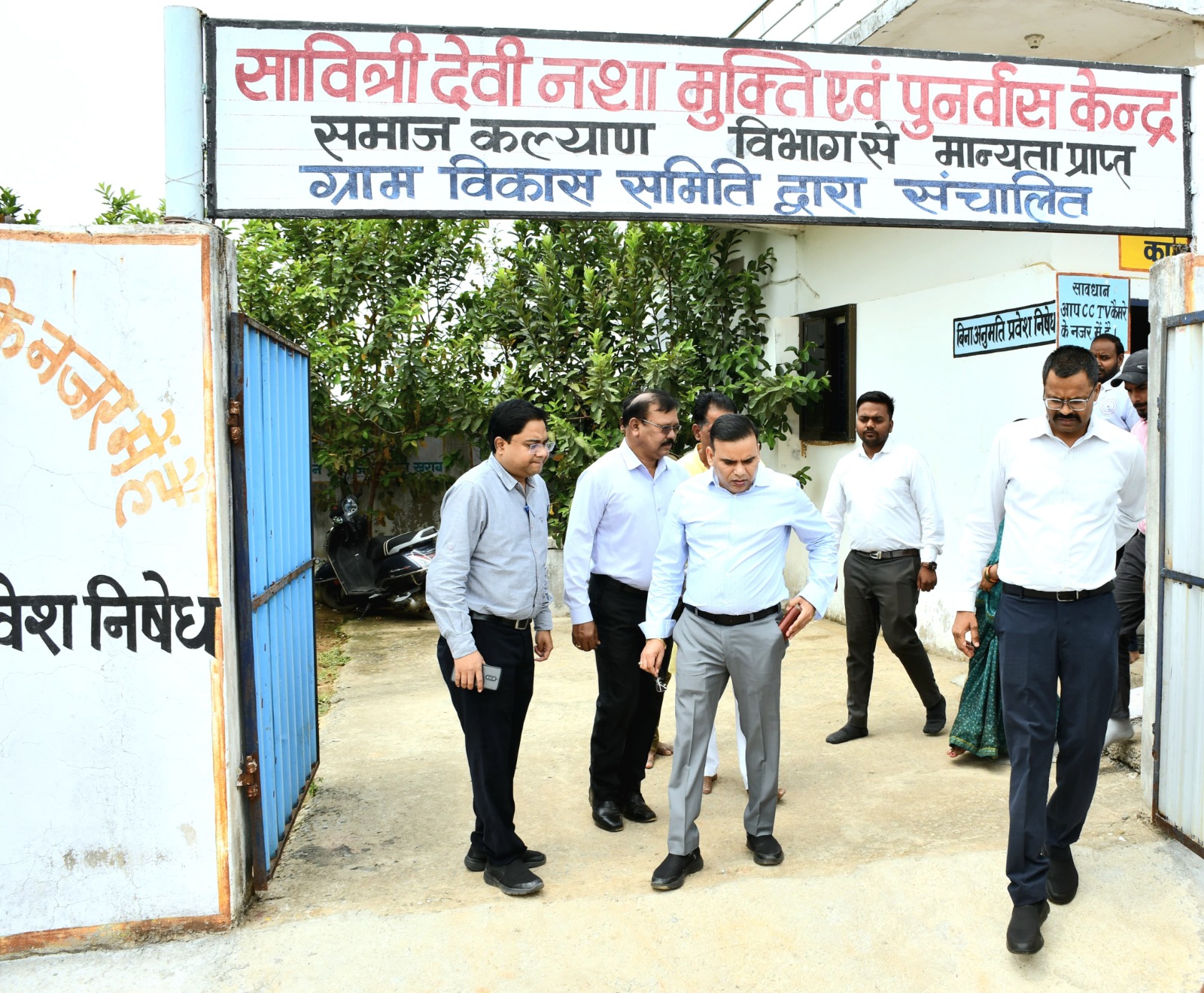 नशा मुक्ति केंद्र का दौरा करते प्रभारी सचिव। नशा मुक्ति केंद्र का दौरा करते प्रभारी सचिव।