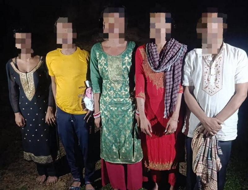 असमः श्रीभूमि जिले से गिरफ्तार पांच बांग्लादेशी नागरिक असमः श्रीभूमि जिले से गिरफ्तार पांच बांग्लादेशी नागरिक