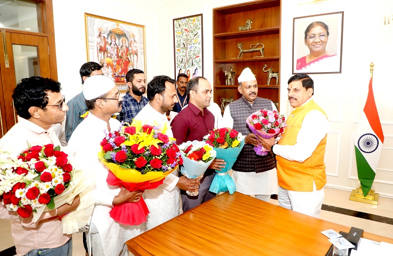 मुख्यमंत्री से मिला मुस्लिम समाज का प्रतिनिधिमंडल मुख्यमंत्री से मिला मुस्लिम समाज का प्रतिनिधिमंडल