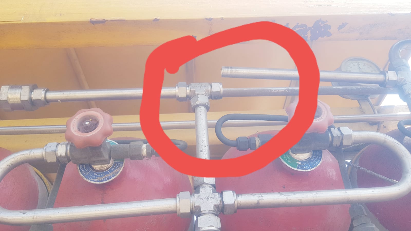 सीएनजी से भरे सिलेंडर। सीएनजी से भरे सिलेंडर।