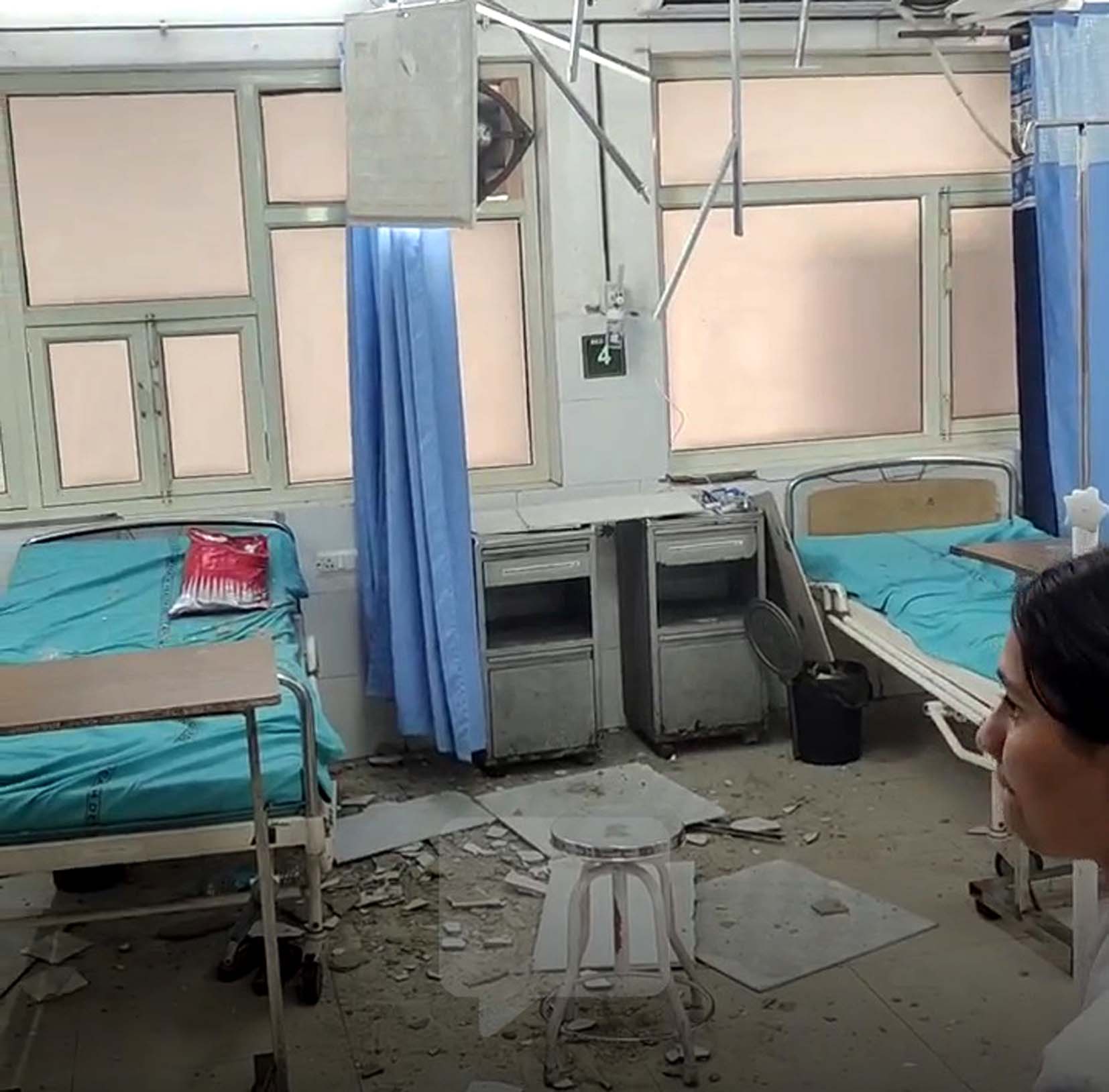 आपातकालीन वार्ड में गिरा फॉल सीलिंग का मलबा। आपातकालीन वार्ड में गिरा फॉल सीलिंग का मलबा।