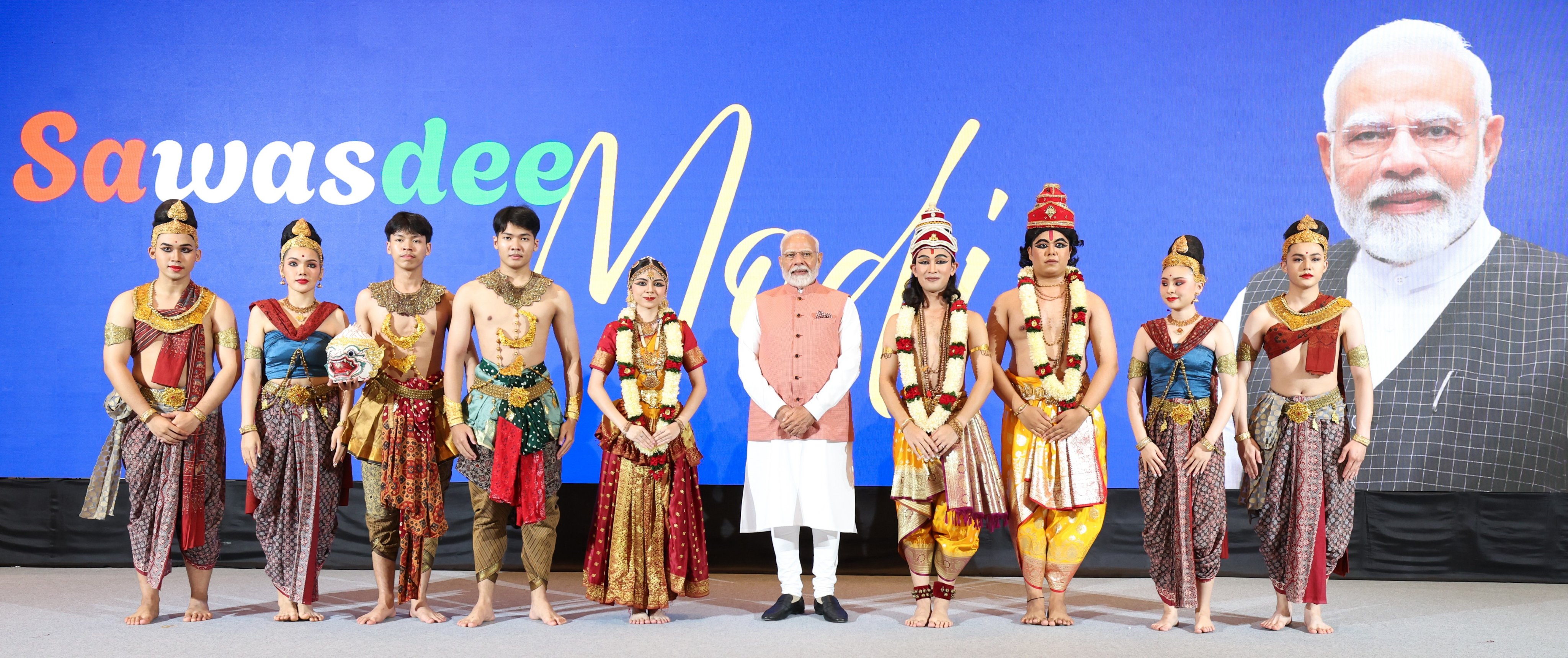 प्रधानमंत्री नरेन्द्र मोदी गुरुवार को बैंकॉक में थाई रामायण रामकियेन के कलाकारों के साथ प्रधानमंत्री नरेन्द्र मोदी गुरुवार को बैंकॉक में थाई रामायण रामकियेन के कलाकारों के साथ