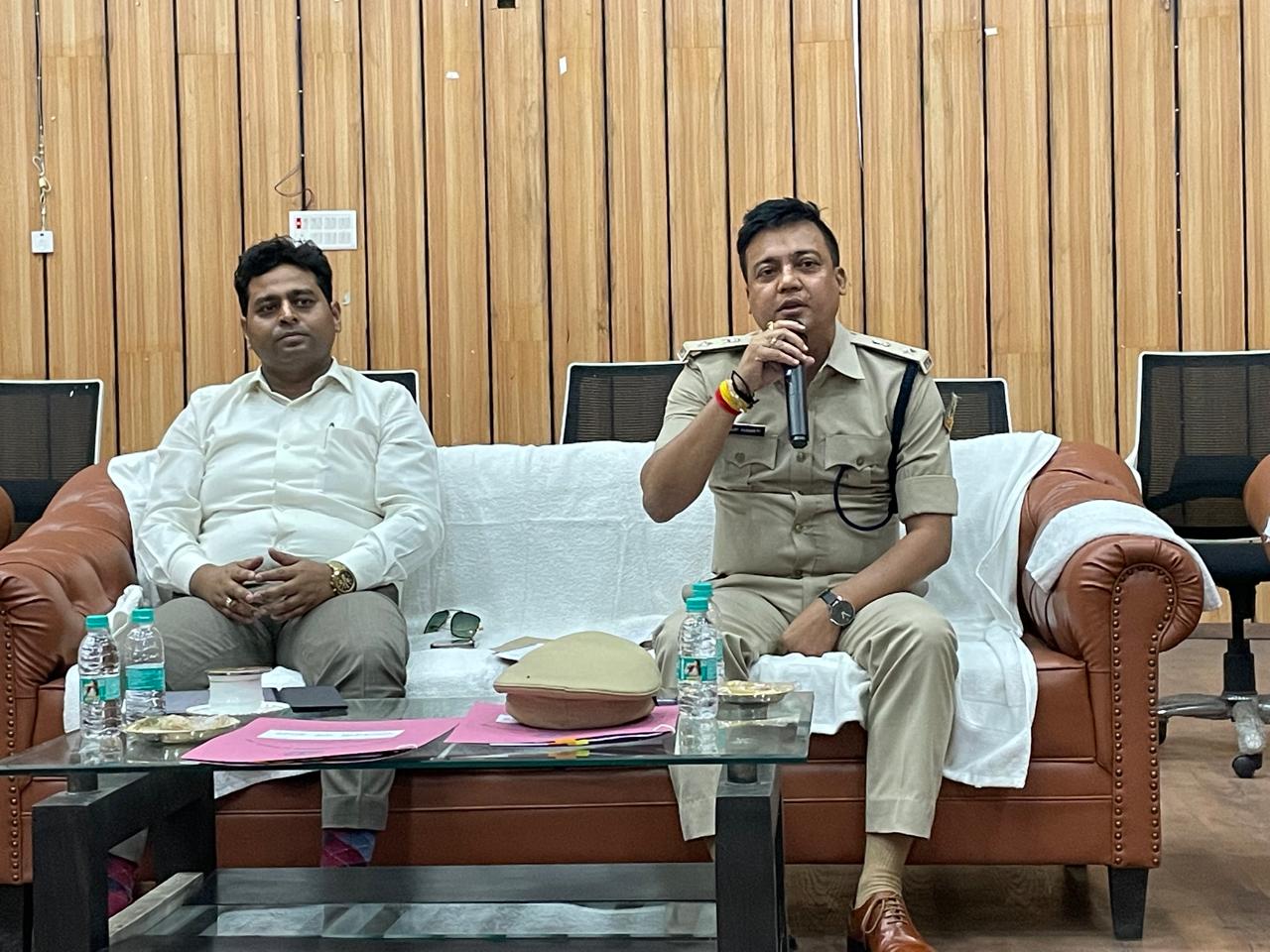 शांति समिति के सदस्यों को संबोधित करते डीसी एसपी शांति समिति के सदस्यों को संबोधित करते डीसी एसपी