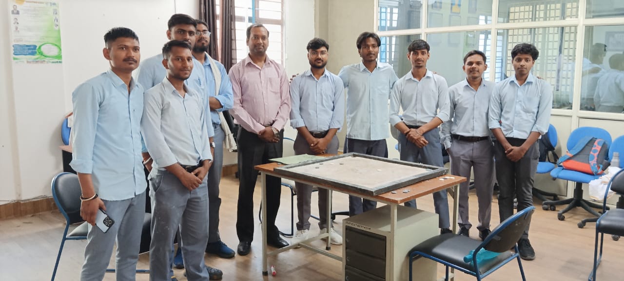 चैस व कैरम खेलते छात्र