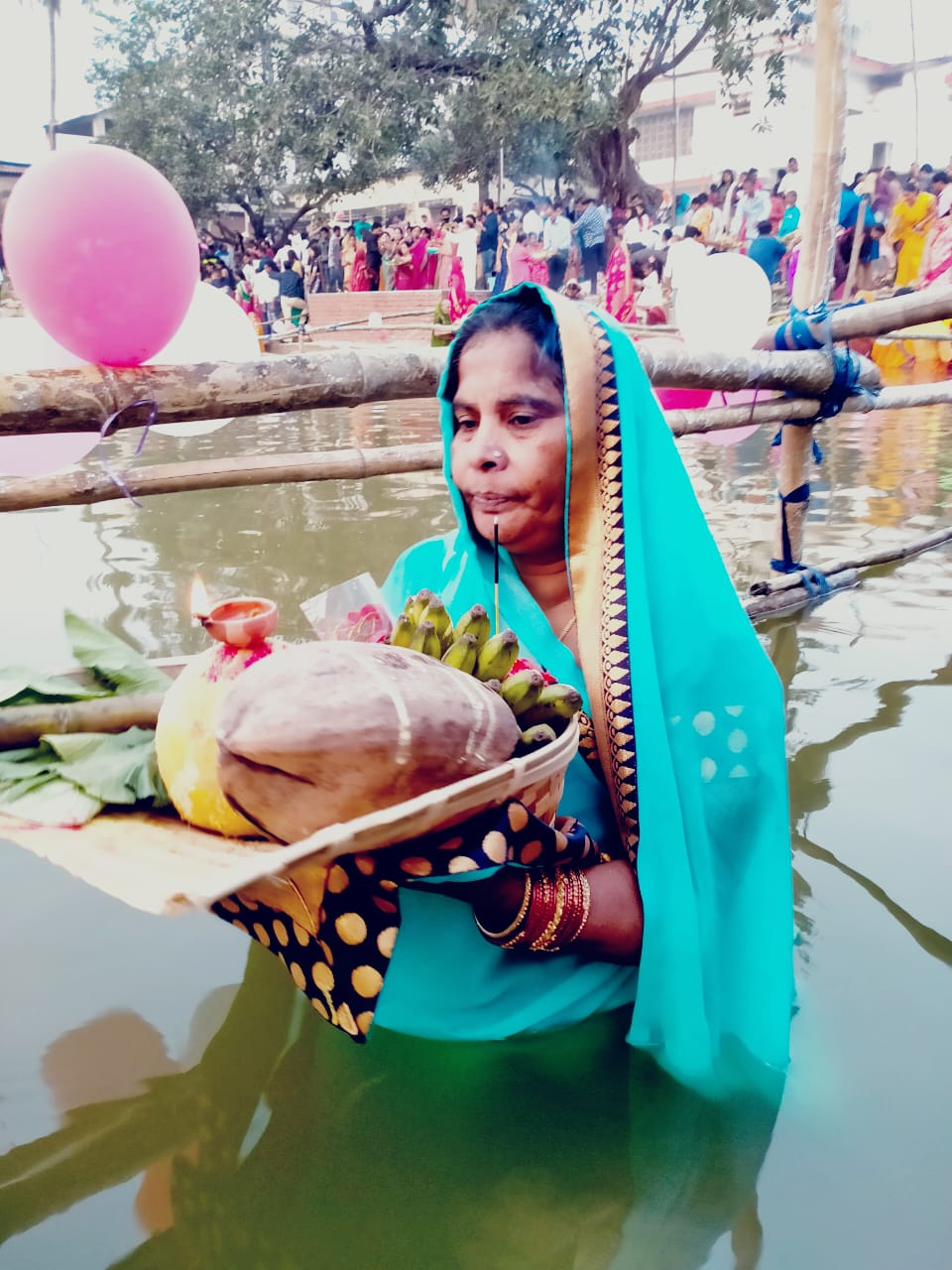 डूबते सूर्य को छठ व्रतियों व श्रद्धालुओं ने दिया पहला अर्घ्य डूबते सूर्य को छठ व्रतियों व श्रद्धालुओं ने दिया पहला अर्घ्य