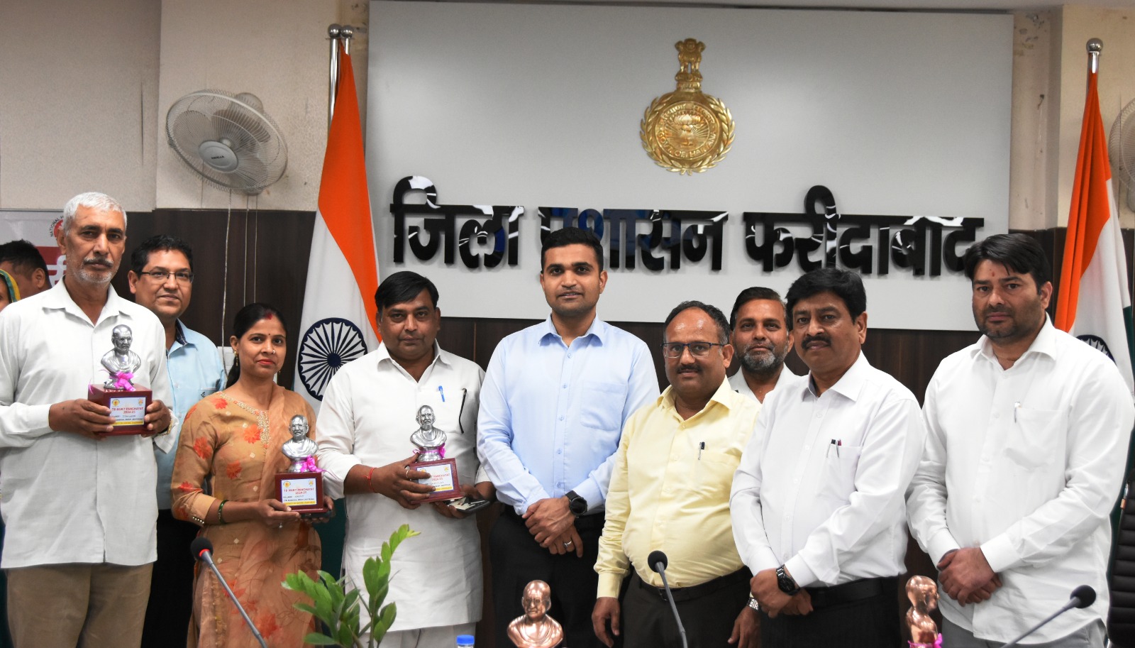 उपायुक्त विक्रम सिंह टीबी मुक्त गाम पंचायत व सरपंचों को सम्मानित करते हुए उपायुक्त विक्रम सिंह टीबी मुक्त गाम पंचायत व सरपंचों को सम्मानित करते हुए