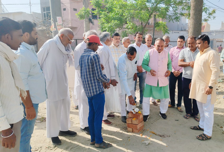 सोनीपत: सड़क निर्माण के लिए नारियल तोड़ते हुए मेयर राजीव जैन सोनीपत: सड़क निर्माण के लिए नारियल तोड़ते हुए मेयर राजीव जैन