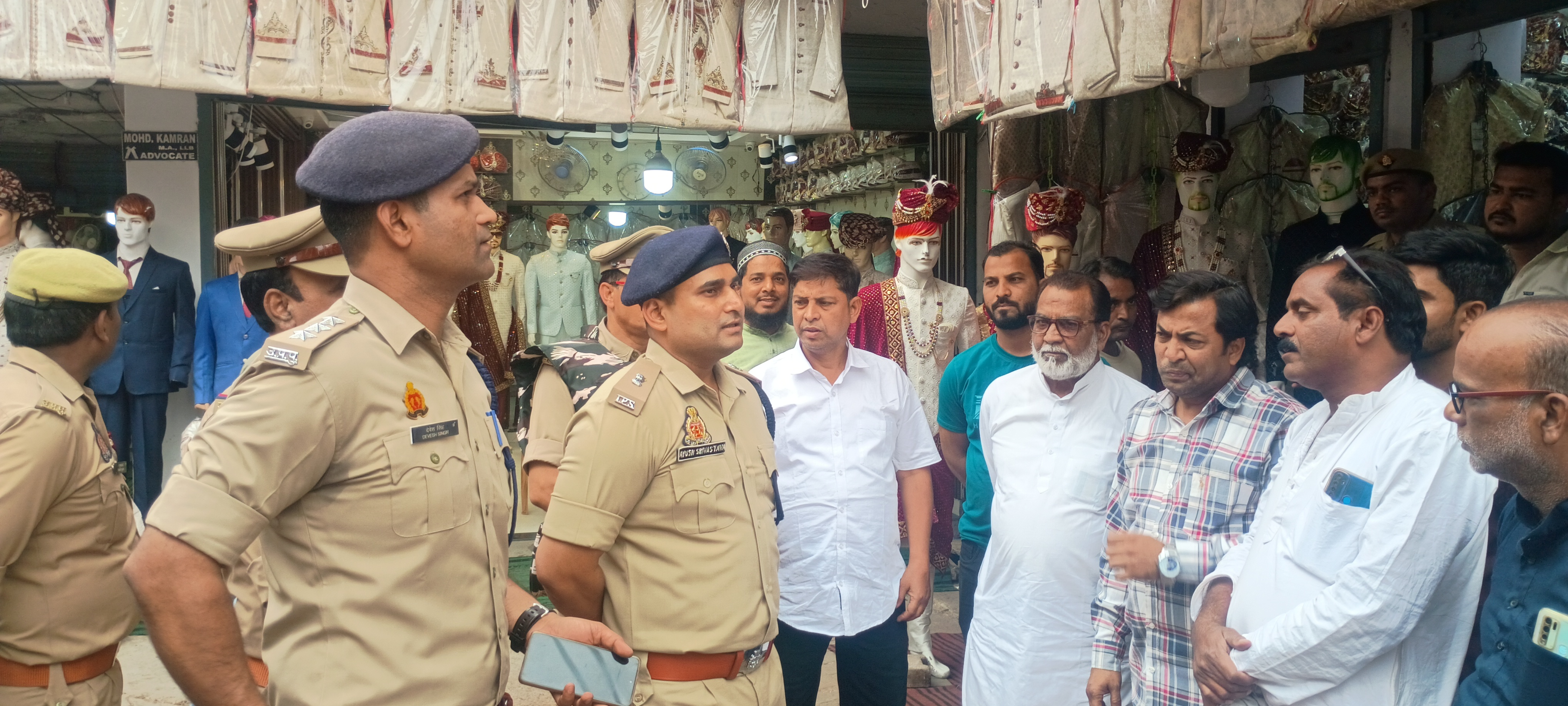 अटाला मस्जिद के आसआम लोगों से बात चीत करते हुए पुलिस अधीक्षक शहर आयुष श्रीवास्तव क्षेत्राधिकारी शहर देवेश कुमार सिंह अटाला मस्जिद के आसआम लोगों से बात चीत करते हुए पुलिस अधीक्षक शहर आयुष श्रीवास्तव क्षेत्राधिकारी शहर देवेश कुमार सिंह