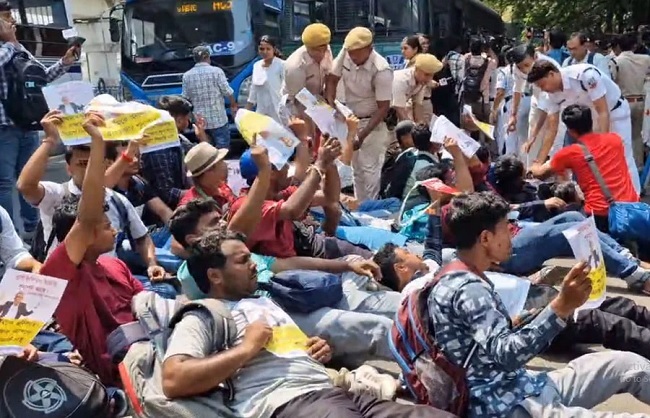 विकास भवन के सामने विरोध प्रदर्शन विकास भवन के सामने विरोध प्रदर्शन