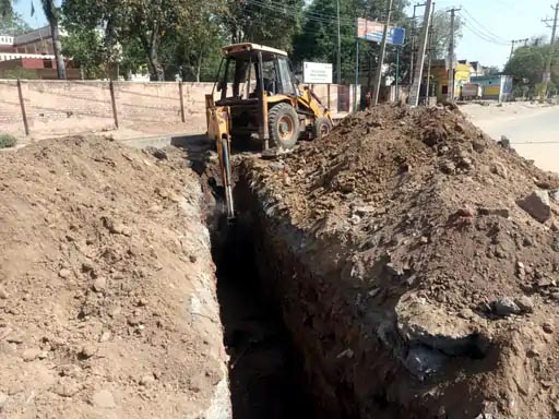 बल्लभगढ़ में उखाड़ी जा रही सडक़ का दृश्य। बल्लभगढ़ में उखाड़ी जा रही सडक़ का दृश्य।