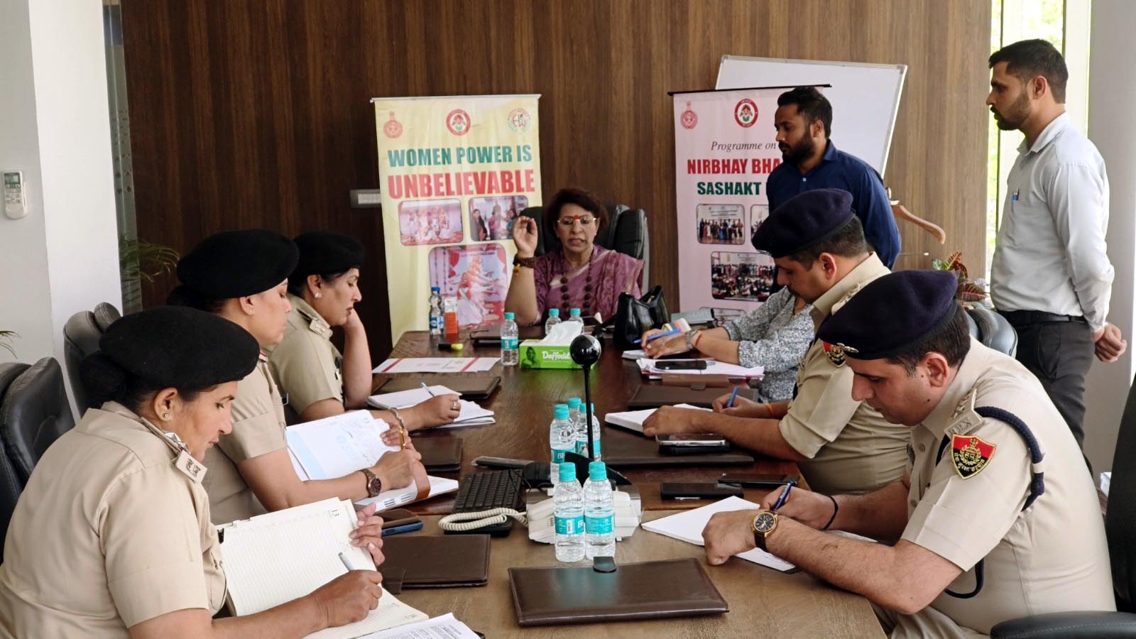 महिला आयोग की चेयरमैन रेणु भाटिया बैठक लेते हुए महिला आयोग की चेयरमैन रेणु भाटिया बैठक लेते हुए