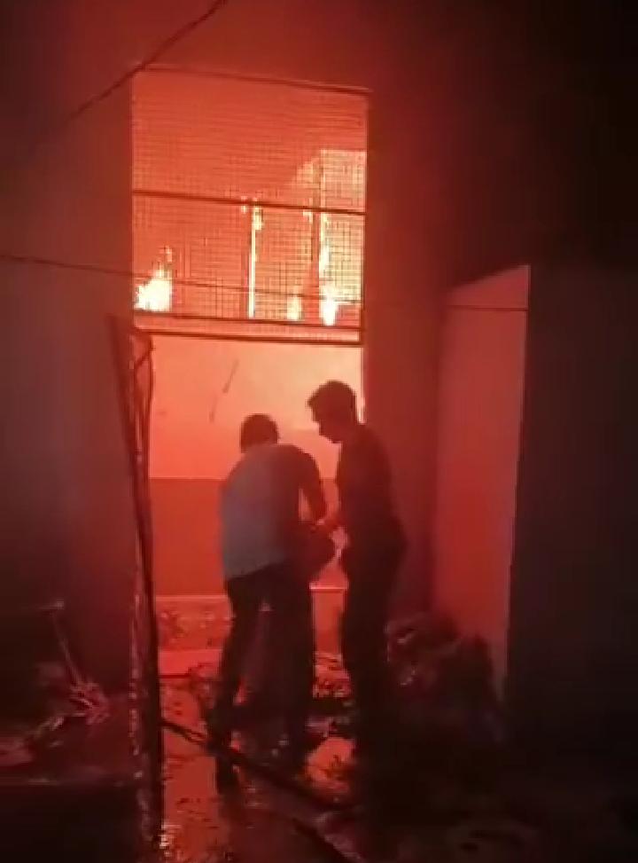 सिलेंडर फटने से घर में लगी भीषण आग, मचा हड़कंप सिलेंडर फटने से घर में लगी भीषण आग, मचा हड़कंप