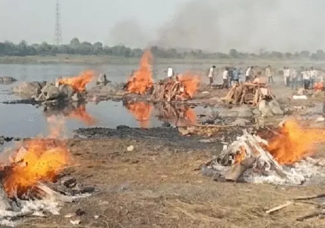 18 लोगों की नर्मदा तट पर एक साथ जली चिताएं 18 लोगों की नर्मदा तट पर एक साथ जली चिताएं