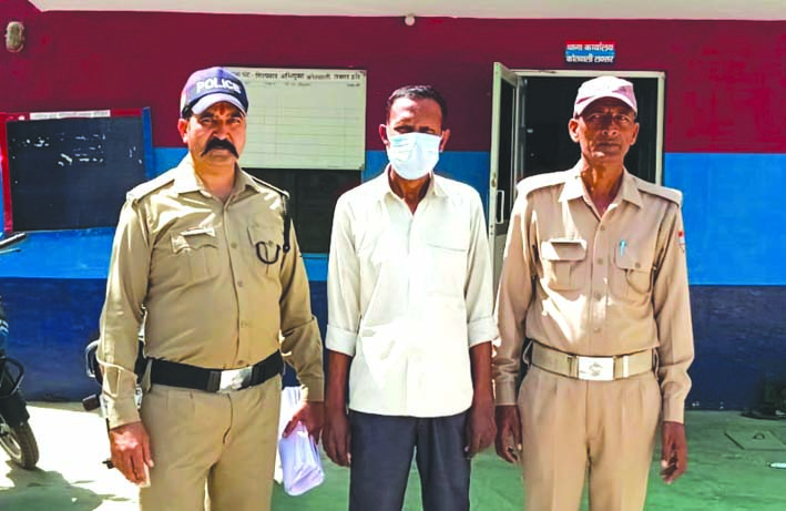 पुलिस गिरफ्त में आरोपित पुलिस गिरफ्त में आरोपित