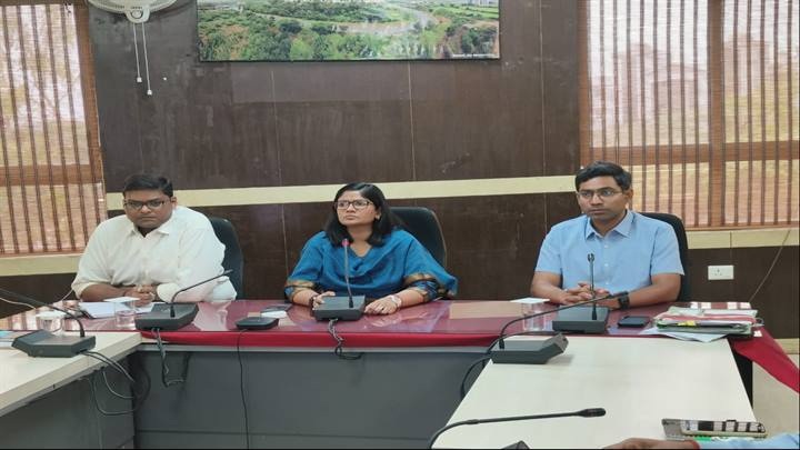 सीएम हैल्पलाइन की समीक्षा सीएम हैल्पलाइन की समीक्षा